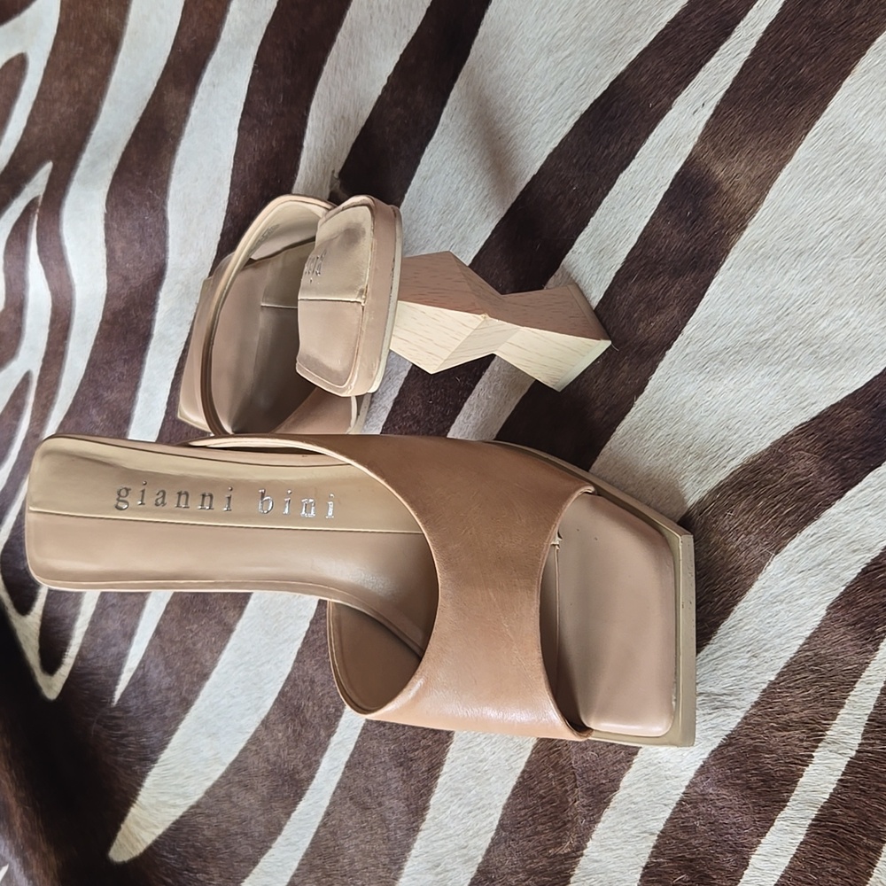 Gianni Bini 8.5 Sakura Leather geometric heels with square toe, tan nude